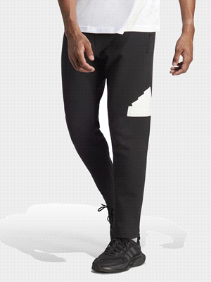 Realizzati con un misto di cotone, i pantaloni ADIDAS M FI BOS PT offrono una morbidezza ideale per una comoda sensazione di relax durante tutto il giorno. La loro vestibilità regolare assicura un con... 